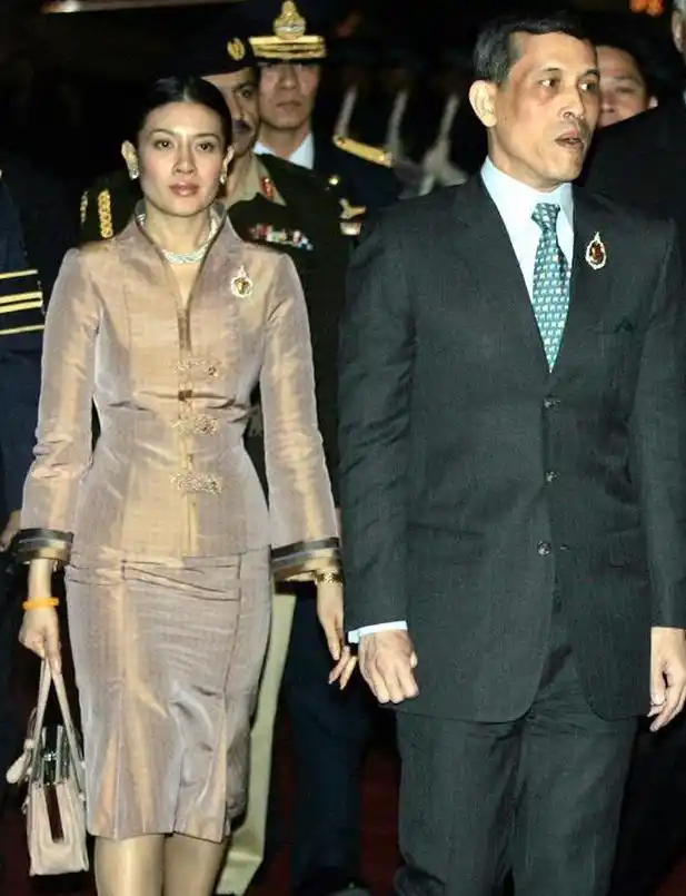 曾经的泰国"最美王妃"削发为尼,因犯错被打入冷宫,现状如何?_国王