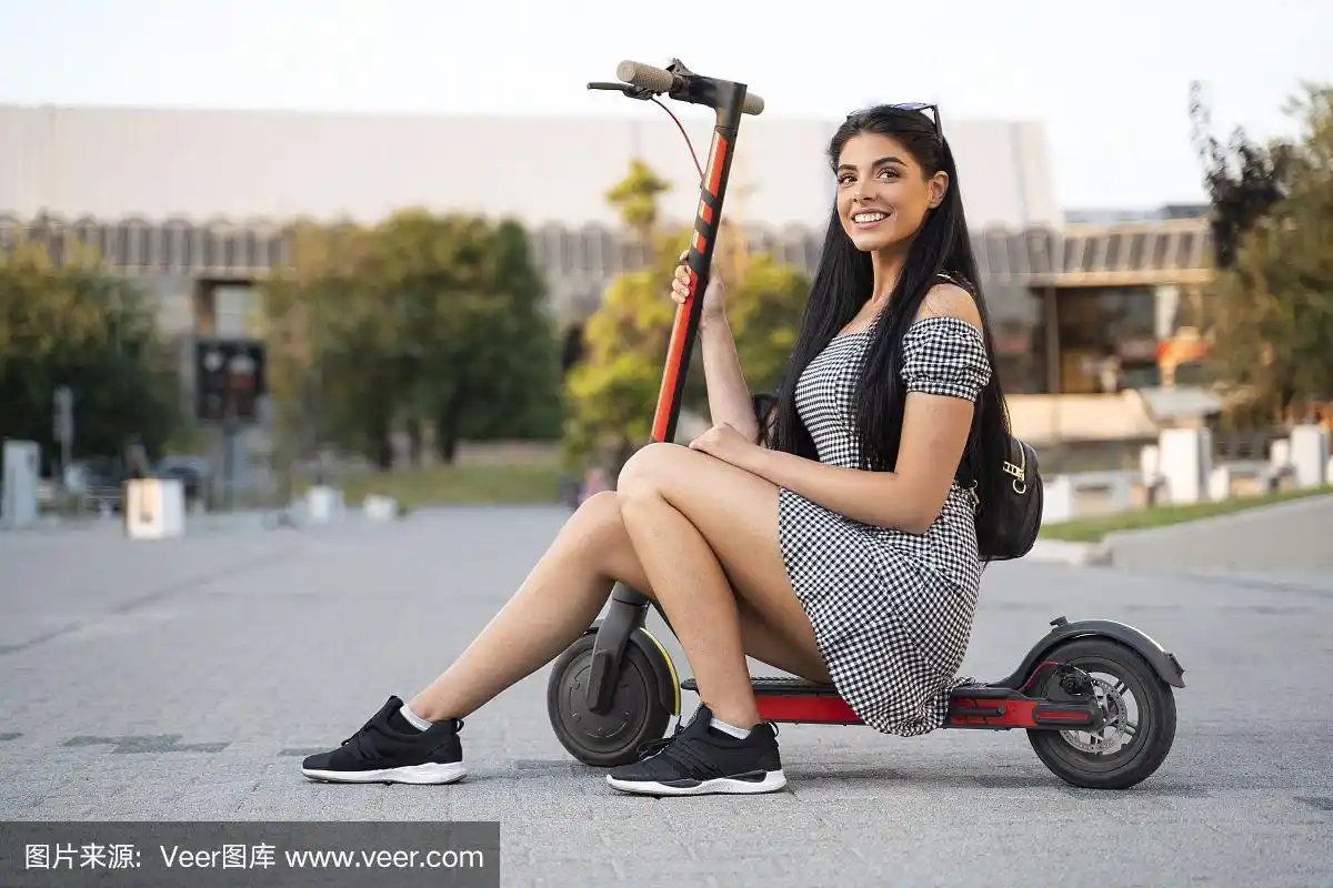 美女坐在电动摩托车上摆姿势