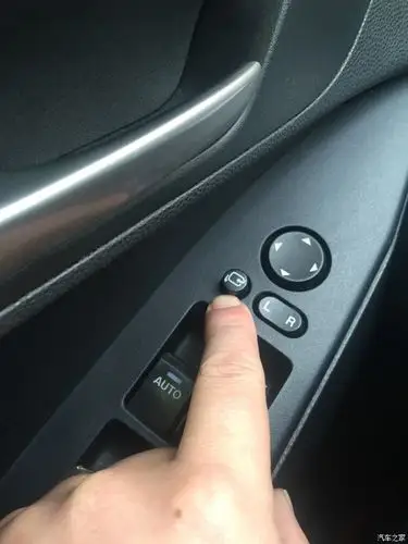 折叠后视镜的开关在哪了