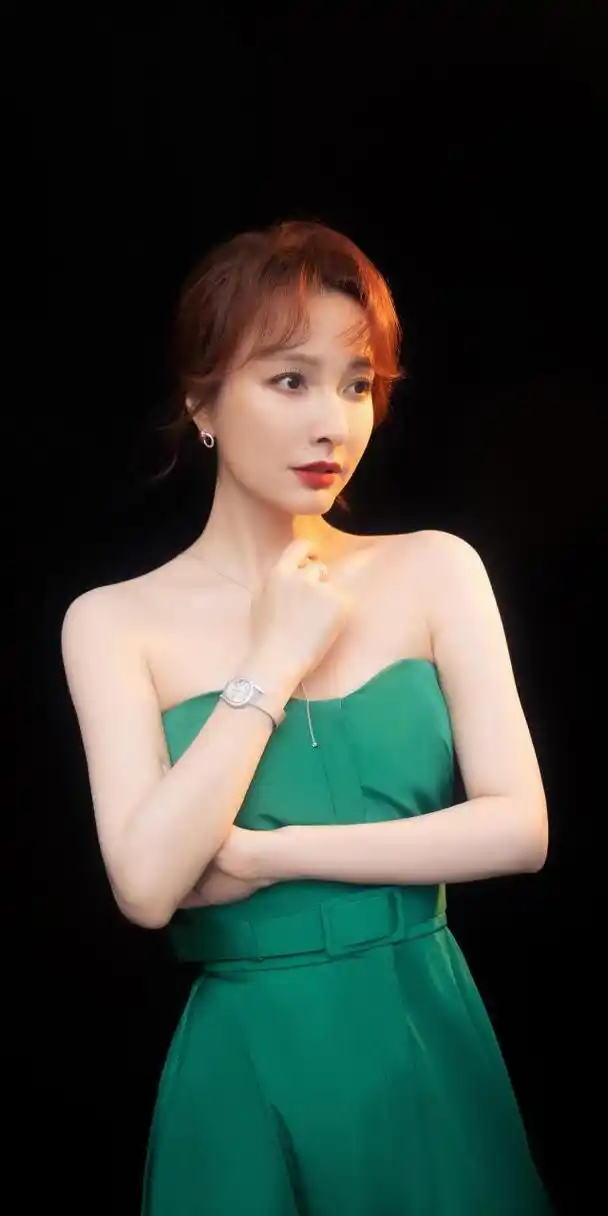 吴昕,盎然春意造型写真壁纸大片,绯红短发搭配一身绿沈长裙,轻盈曼妙.