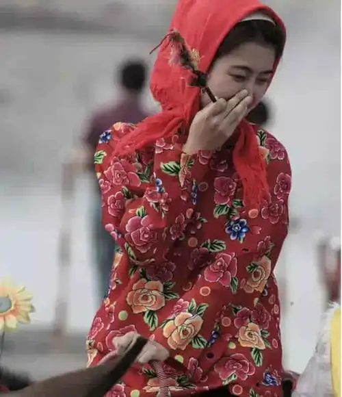 农村小媳妇养了一头驴,一条狗.白天靠驴下地干活,晚上靠狗看家护院.