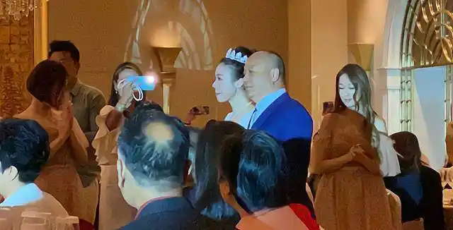 嫁女儿,手上戴12个金手镯,婚礼现场有众多明星_妻子_穿着_林国斌
