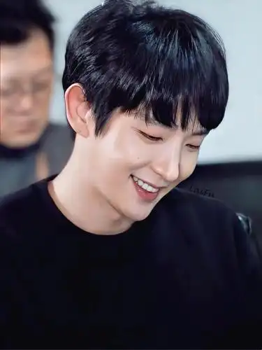 李准基新剧《恶之花》剧照,齐刘海帅气十足演奶爸