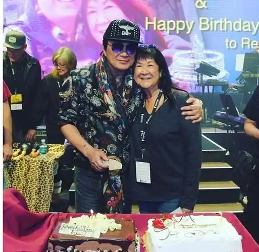 71岁许冠杰和妻子甜蜜合照,读中学时与对方相恋,结婚48年很幸福