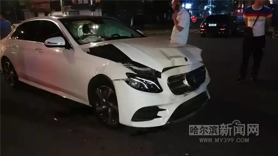 "以为路口全封闭了" 看都不看使劲冲|午夜奔驰撞翻出租车