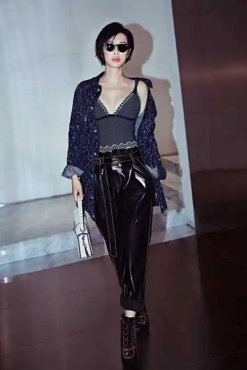 原创余男真霸气穿迷彩外套配牛仔裤增添自己身上的帅气魅力美腻了