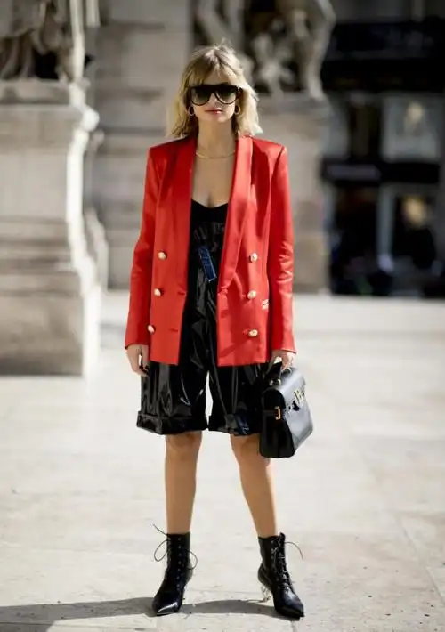 橙色上衣搭配黑色裤子,明暗适中很有精神气