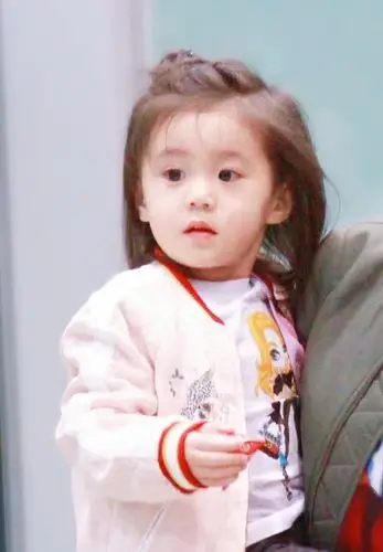 贾静雯带女儿参加《妈妈是超人》,咘咘活沷可爱,bo留齐刘海!