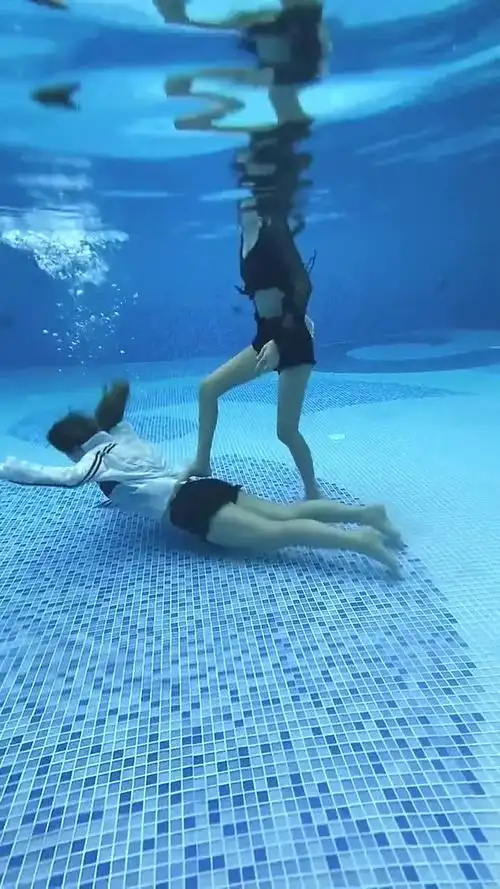 水下练习憋气配合默契