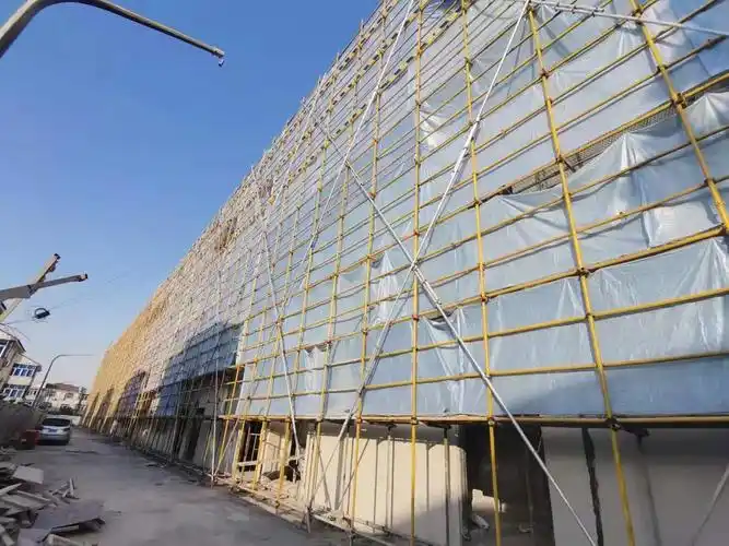 沪太路900号外墙铝板施工中