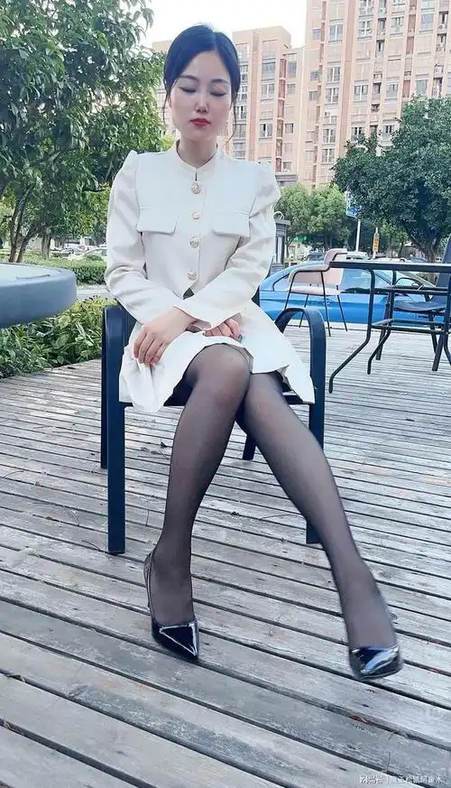 幼儿园带教老师白色尼龙大衣搭配黑丝高跟鞋曼妙身材性感迷人