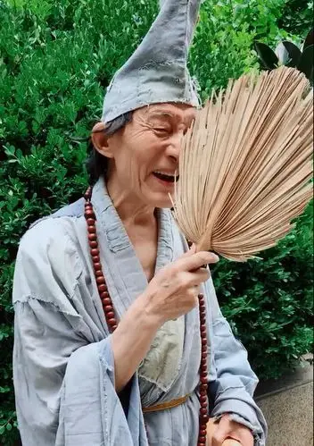 "活佛济公"86岁游本昌给粉丝们拜年讲故事!