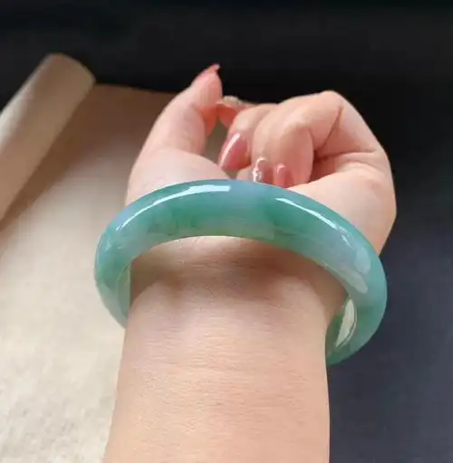 翡翠手镯的寓意大全,万能的送礼选择!