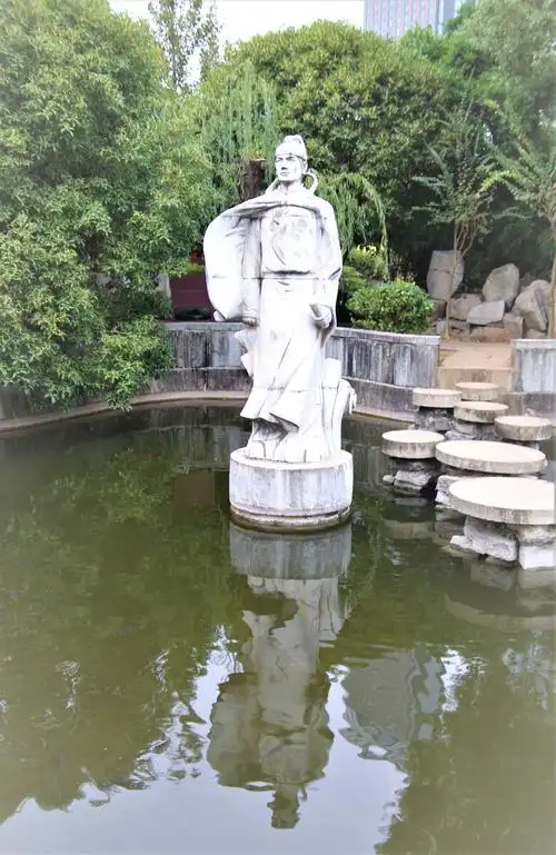 王勃雕像一摄于江西南昌市滕王阁景区