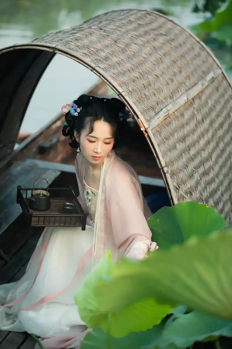 汉服 #国风古韵 #荷花 #古风 #国 - 抖音