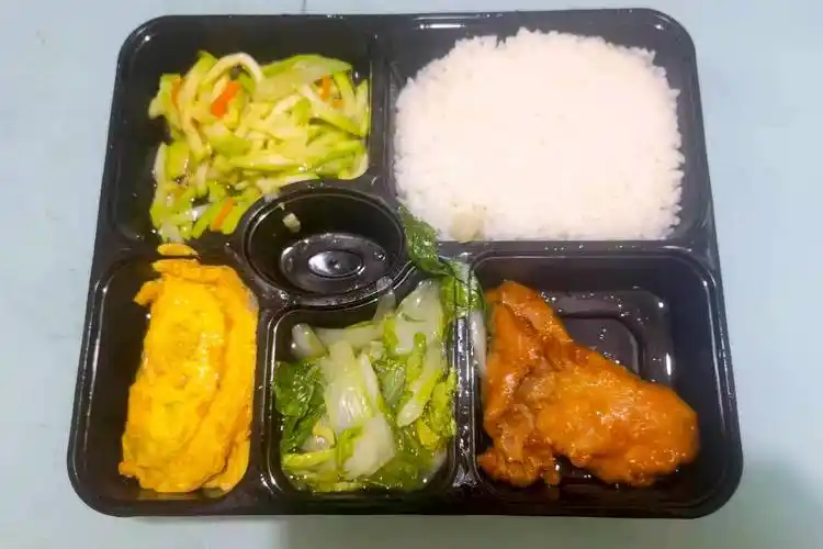 上海小伙晒每天发的盒饭走红2荤2素不重样网友劝你低调