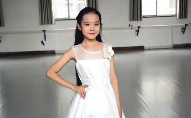 谢小雨妈妈要求她学英语,韩语.