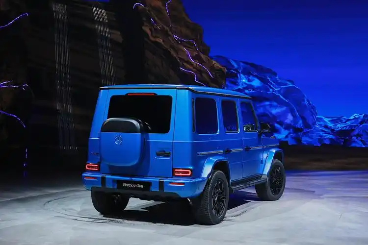 梅赛德斯-奔驰g级越野车,硬派的造型搭配上无可比拟的越野性能,自诞生