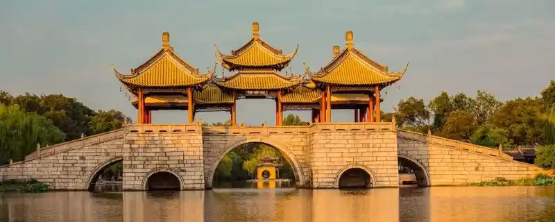 五亭桥位于江苏省扬州市邗江区,该桥北起于瘦西湖风景区,上跨瘦西湖