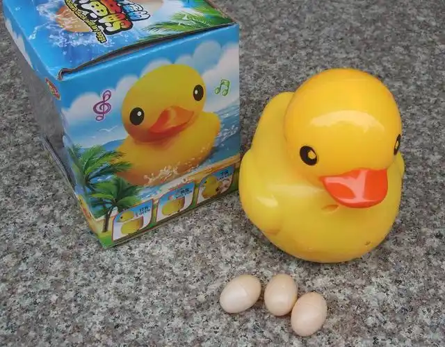 热销新品 儿童早教益智电动音乐闪光大黄鸭会下蛋的鸭子玩具批发