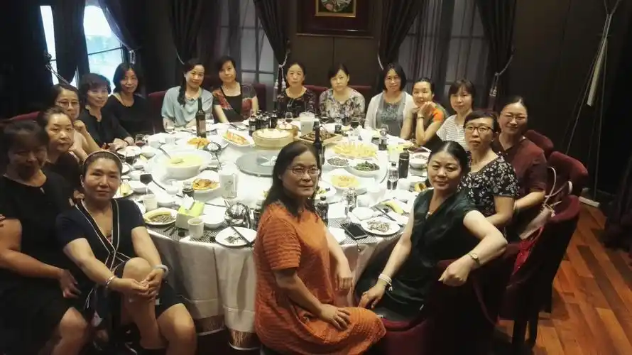 请美女服务员照个合影留念