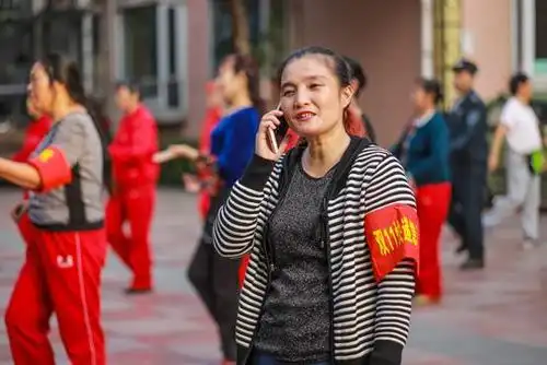 边跳广场舞边送快递 成都三百大妈化身双11"临时快递员"