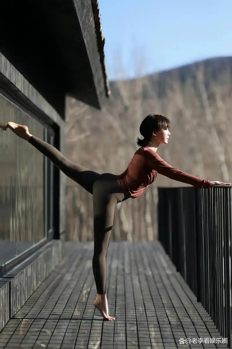 劈叉是女神的基本功,韩雪却面露痛苦表情,表示很吃力
