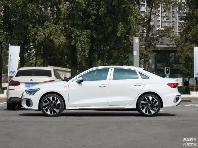 在外观设计方面,奥迪a3继承了奥迪家族化的风格,前脸采用最新的多边形