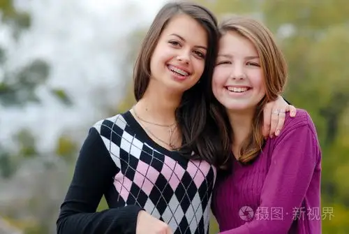 友谊-两个最好的女朋友拥抱海誓山盟