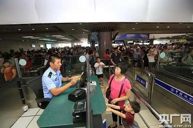 拱北口岸通关现场(央广网发 拱北边检供图)