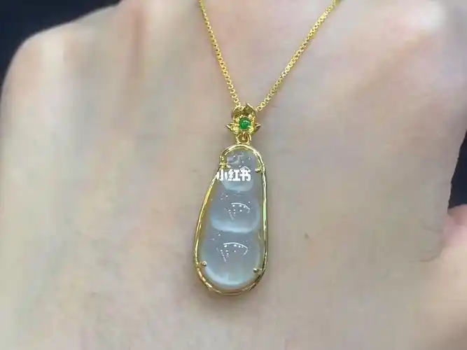 上新翡翠高冰福豆吊坠18k金镶嵌