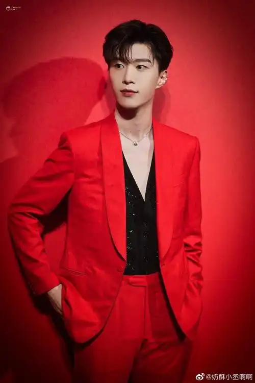 范丞丞洋红色西服套装#绝绝子范丞丞好帅 . 来自奶酥小丞啊啊 - 微博