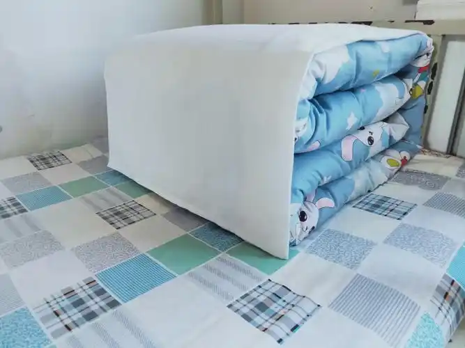 生活指导老师选出22名叠被子较好的女生分配到一楼男生宿舍进行指导