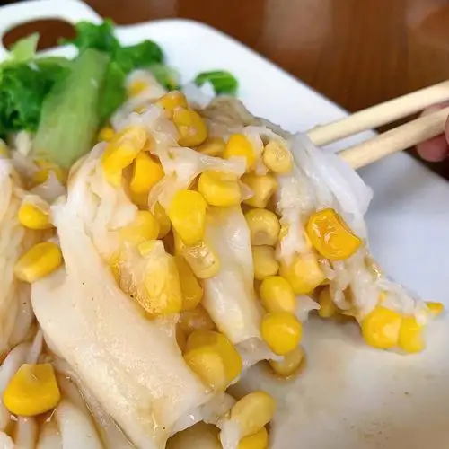 肠粉里面有著满满的玉米,这样的搭配让阿青想到玉米蛋饼,而且甜甜