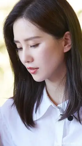 刘诗诗侧脸生图,白衬衫牛仔裤,笑容超甜