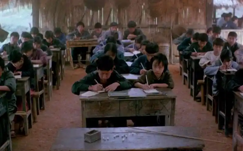 60年代的农村学生,上课连课本都没有,只能用手抄!