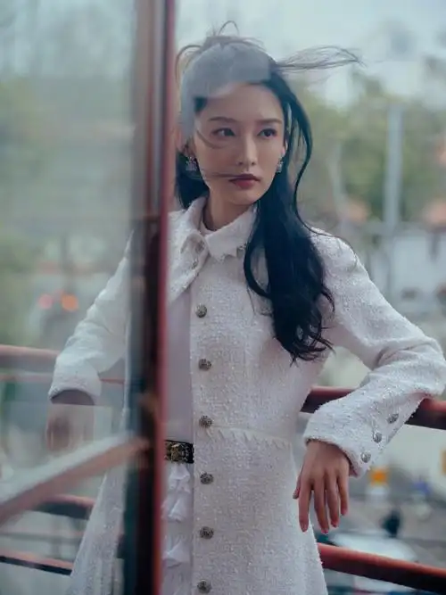 电视剧品质盛典红毯##李沁纯白亮片外套