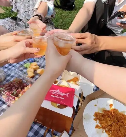 uus分享一下你们出去跟朋友喝酒干杯拍的照片好咩我需要治愈0707