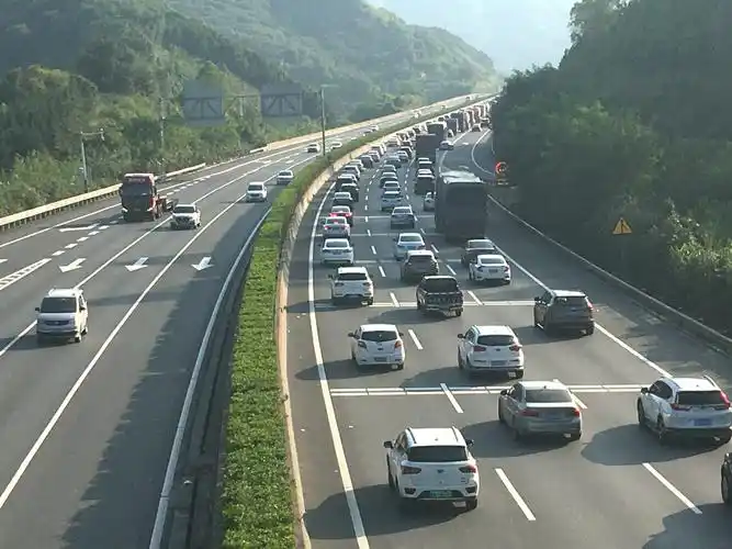 日均车流近20万车次乐广高速智慧护航返程高峰