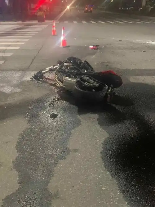 今天凌晨,杭州一摩托车被撞,空中翻滚数圈!车手身亡…交警严正提醒