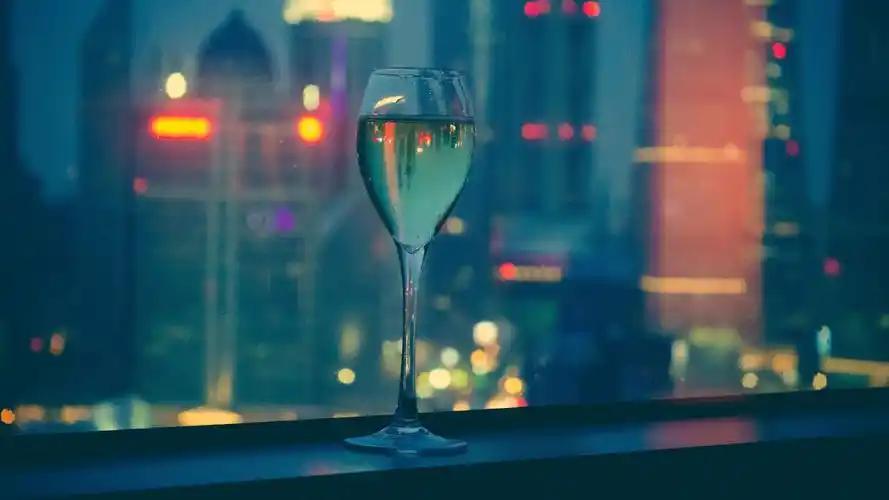 壁纸 葡萄酒,玻璃杯,晚上,城市 3840x2160 uhd 4k 高清壁纸, 图片