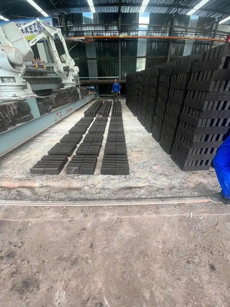 砖厂  "笑里全是坦荡,眼里全是绝望,生活真的 一地鸡毛, - 抖音