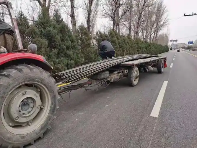 危险拖拉机违法载人不可行知危险会避险