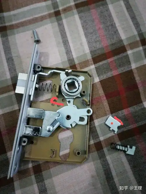 卧室门锁锁芯内部怎么安装?