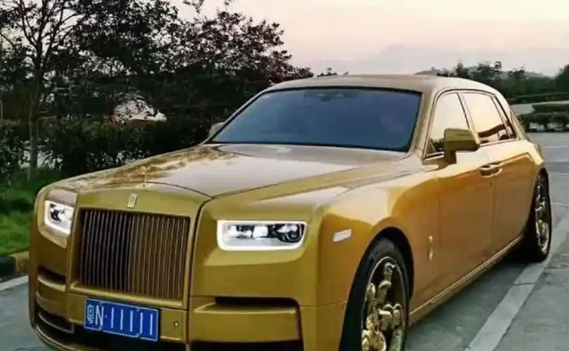 黄金劳斯莱斯配龙纹轮毂,转卖送豹子号车牌,网友:白送都要考虑