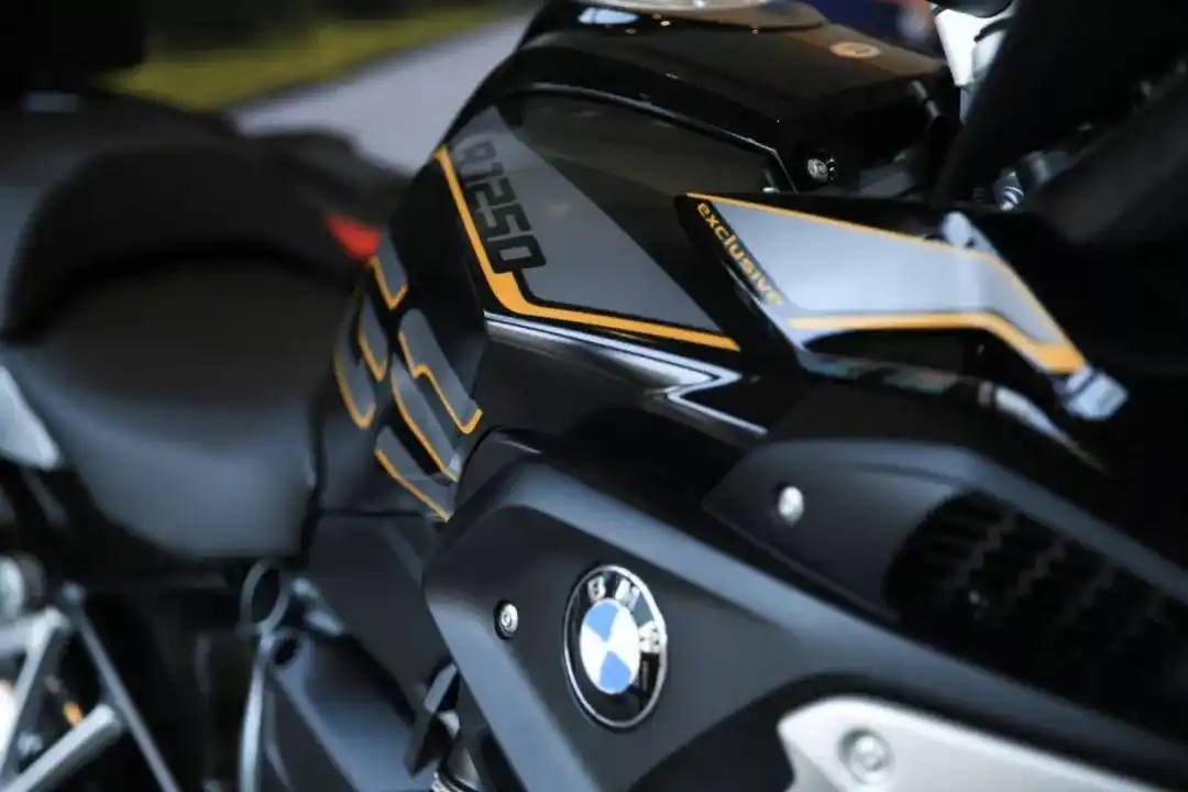 如果不知道r 1250 gs为什么要叫水鸟,看过它的外观设计就会明白了,led