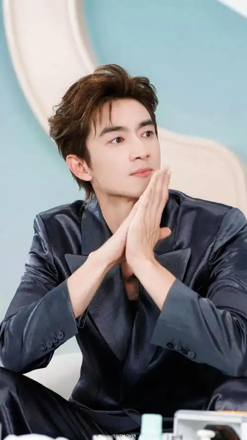 林更新超话78截修6p帅的很轻松(所以这件衣服到底是啥色#林更新