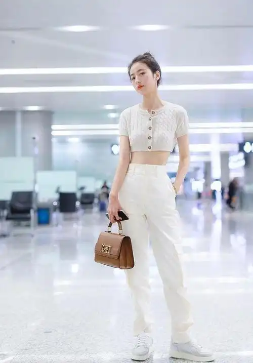 周雨彤鞋子穿搭(周雨彤脚穿aj好休闲)(10)