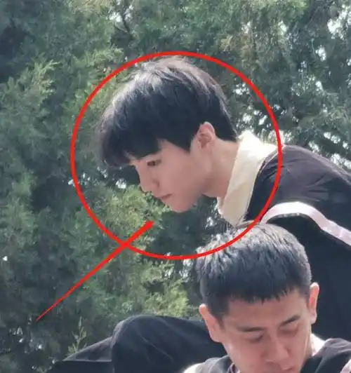 众星回北电拍毕业照,关晓彤青涩王俊凯帅气,我被周也的侧颜圈粉_明星