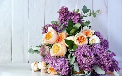 壁纸 紫色丁香和黄色玫瑰,花束